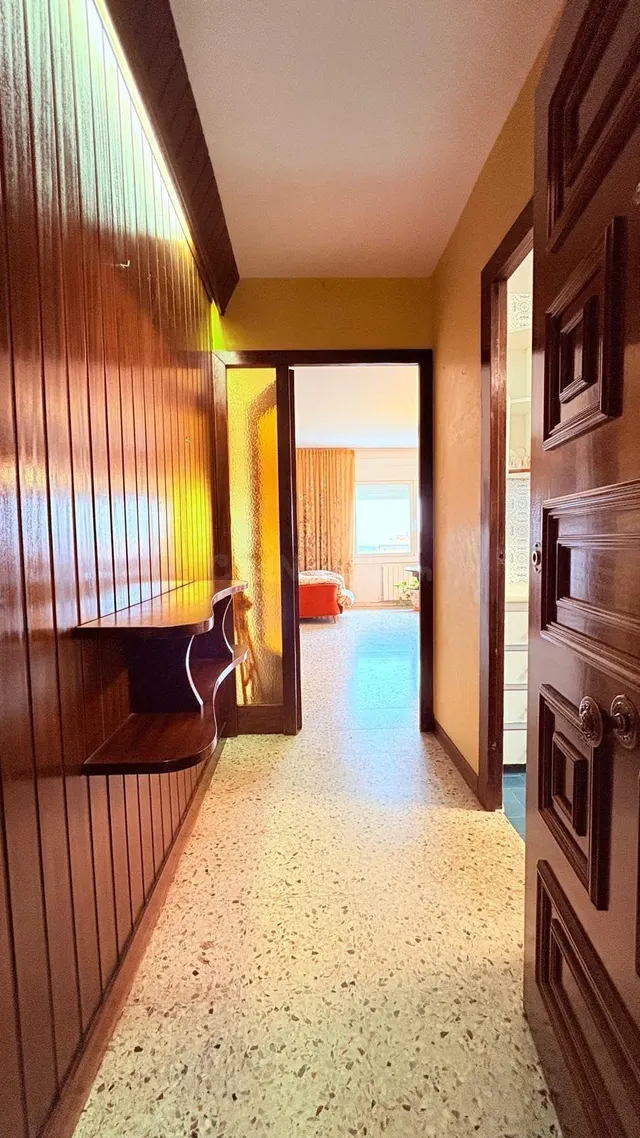 Pis cantoner totalment exterior amb balcó, orientat al sud i ascensor — 2