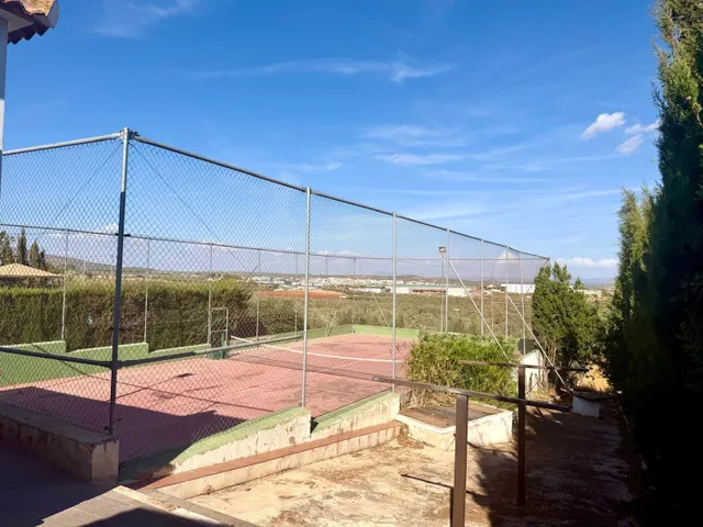 Finca en Mollina con casa, piscina, pista de tenis y 7.000 m2 de olivar. — 38