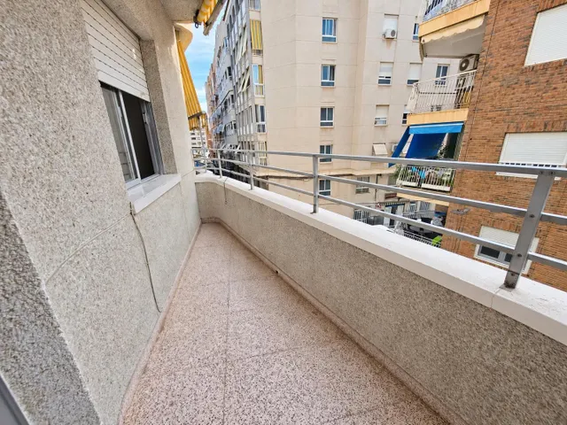 Amplio piso de 3 habitaciones junto a la Glorieta y el puerto de Santa Pola — 12