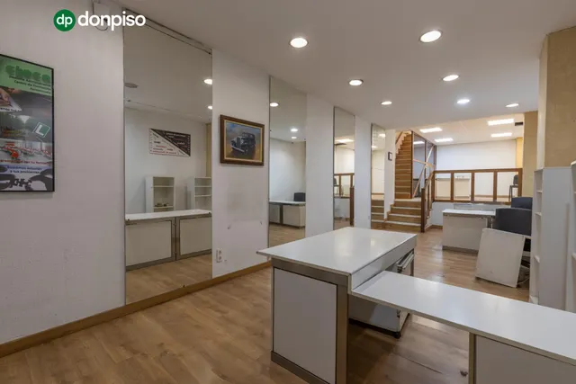 LOCAL COMERCIAL EN CALLE ÁNGEL GANIVET – UBICACIÓN PRIVILEGI - foto 4