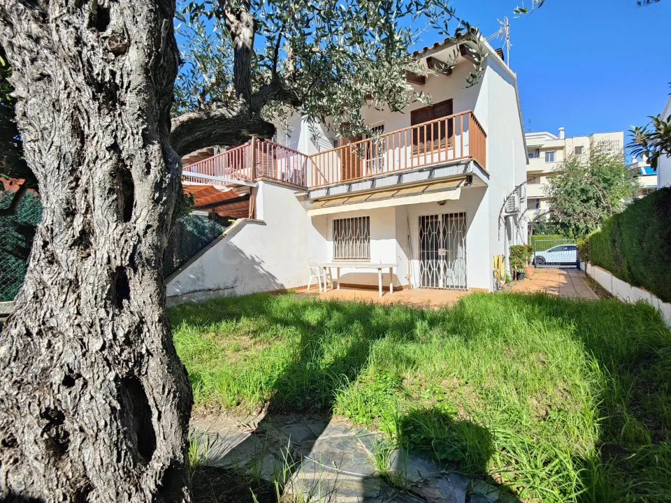 Casa adosada en Calafell de 3 habitaciones y gran jardín cerca del tren