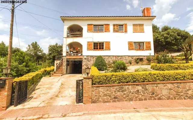 SE VENDE CASA OKUPADA SITUADA en C/ De Dalt Nº 64 Riells i V