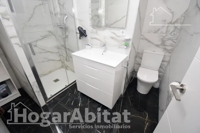 ¡Espectacular! Amplio, moderno y reformado, todo amueblado y cerca del centro — 33