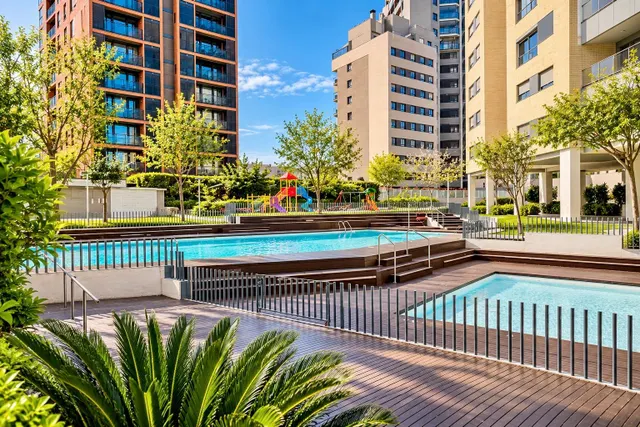 Piso de 4 habitaciones con terraza, piscina y vistas despejadas en Valencia — 13