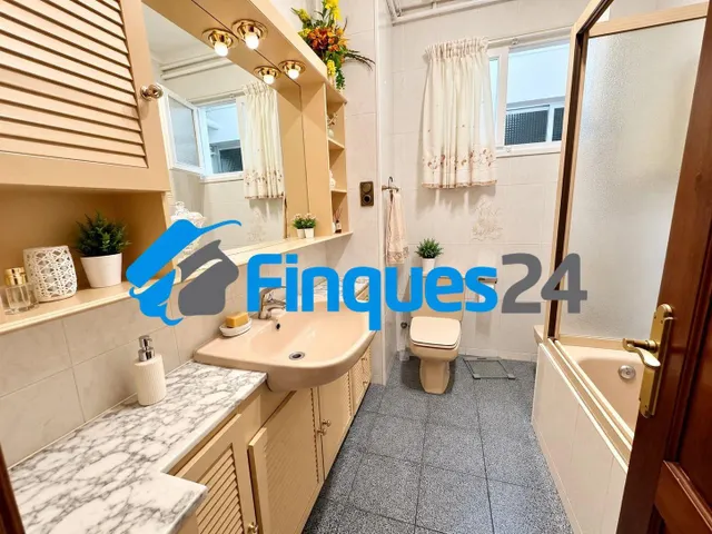 Amplio piso de 4 habitaciones en el centro de Manresa — 21