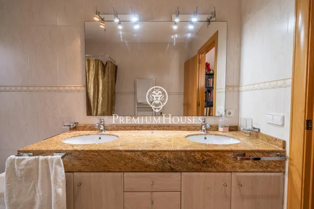 Chalet en venta con ascensor, piscina y grandes espacios en Canet de Mar — 40