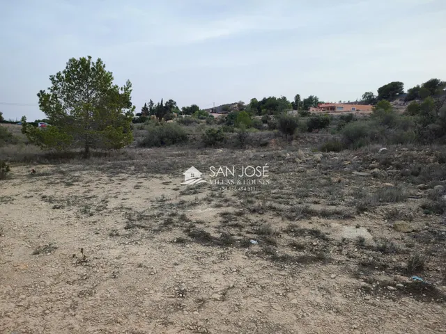 SE VENDE TERRENO EN ASPE. ZONA BIEN COMUNICADA — 9