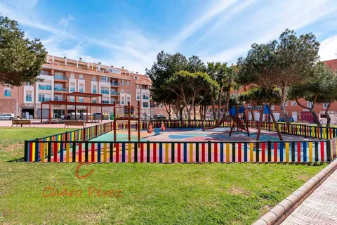 Amplio y luminoso piso con terraza y plaza de garaje en Las Marinas, Roquetas de Mar