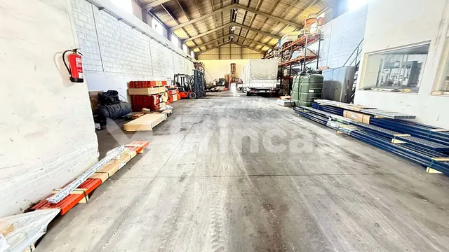 NAVE CON GRAN PARCELA, ACCESO PARA VEHÍCULOS Y SUMINISTRO TR - foto 3