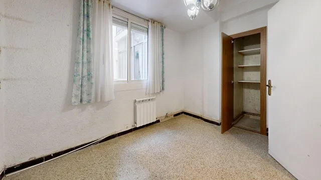 Piso de 65m2. Distribuido en tres dormitorios, salón con terraza, cocina con galería y baño — 24