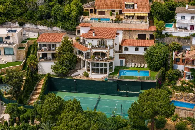 Villa de representación con guest house, spa privado, ascens