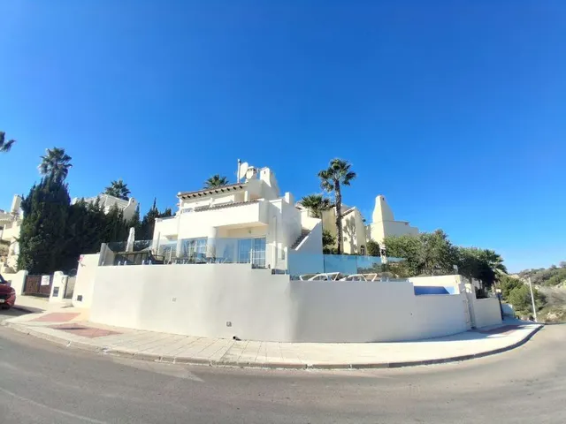Oportunidad Única: Chalet de Lujo con Piscina Infinita y Vis - foto 2