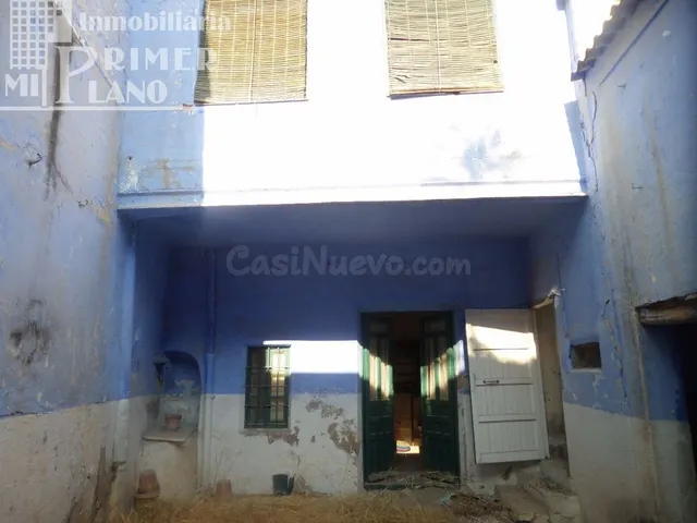 *CASA DE DOS PLANTAS CON LOCALES JUNTO A PLAZA DE ESPAÑA* Fa