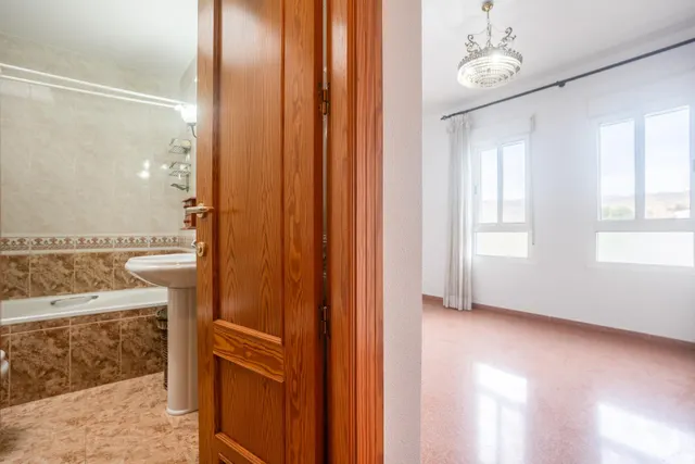 Almeria - cruz de caravaca: amplio triplex - 6 habitaciones + 3 baños + 1 aseo + garaje amplio + 2 salones + 2 cocinas + solarium — 28