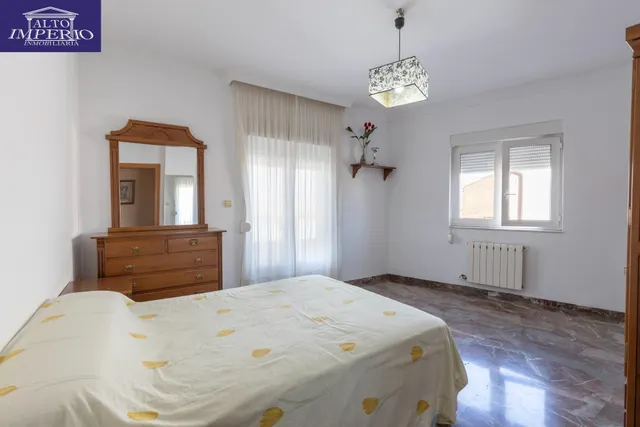Casa en esquina en venta en Las Gabias — 38