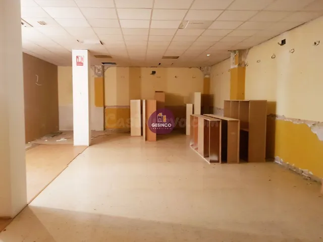 LOCAL COMERCIAL CON GRANDES ESCAPARATES EN ALQUILER — 4