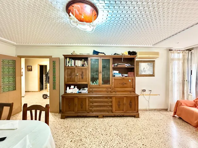 Amplio piso con balcón y 4 habitaciones en el centro de Carl - foto 3