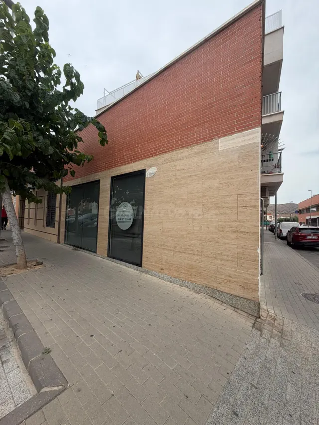 Local comercial de 111 m2 con gran potencial en El Campillo  - foto 5