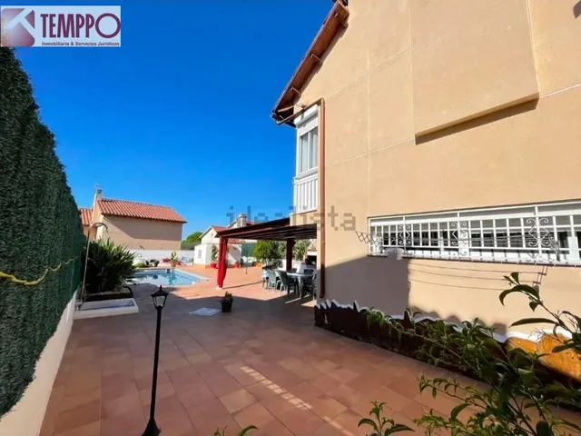 Chalet independiente con piscina privada, 5 dormitorios y placas solares en parcela de 450 m2 — 37