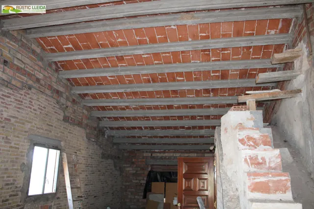 Masía con 18.000 m2 de terreno y amplios almacenes en Penelles. — 26