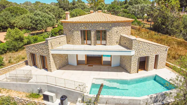 Moderna finca de lujo con vistas panorámicas y piscina en S’