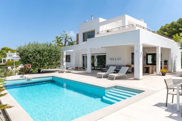 Se vende villa moderna con piscina privada climatizada en Já