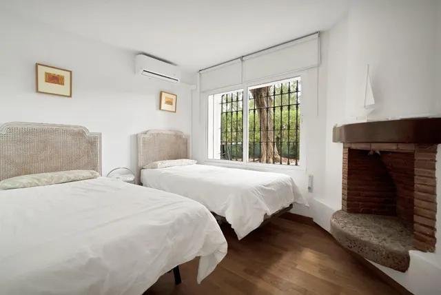 Alquiler larga temporada - Villa Privada con Piscina y Amplio Jardín en Cerrado de Elviria, Marbella — 50