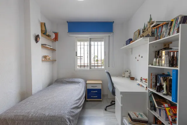 Casa independiente con piscina en La Zubia. — 13