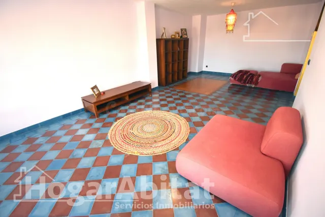 SEMINUEVO, AMPLIO Y CON TERRAZA