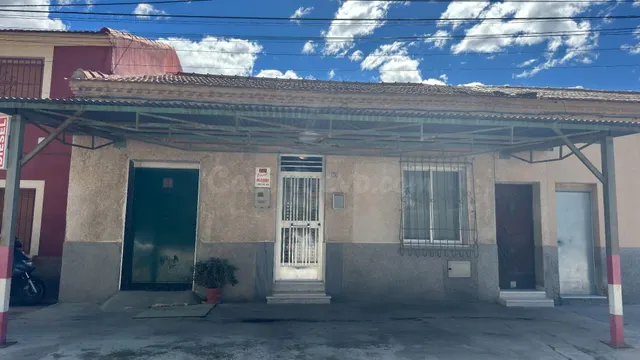 Casa de huerta con patio y aparcamiento – 193 m2 construidos - foto 2
