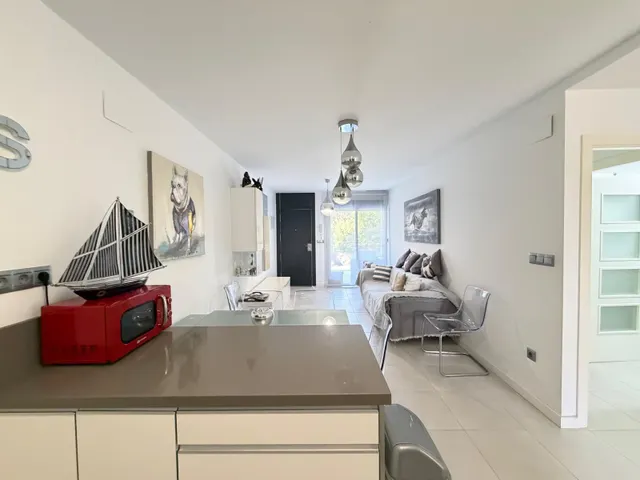 APARTAMENTO CON JARDÍN PRIVADO DE 30 M2 EN CAMPOAMOR. 3 DORM. 2 BAÑOS. CON PISCINA COMUN.SUPERFICIE DE 93 M2. — 17