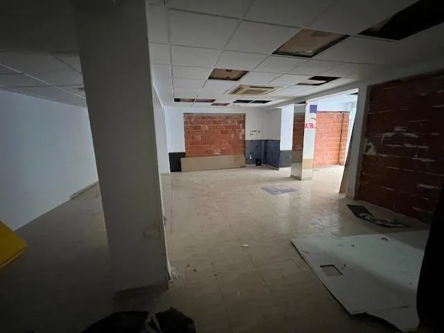 ALQUILER LOCAL COMERCIAL CETRICO  70M2. EN PLAZA ESCULTOR ROQUE LOPEZ — 2