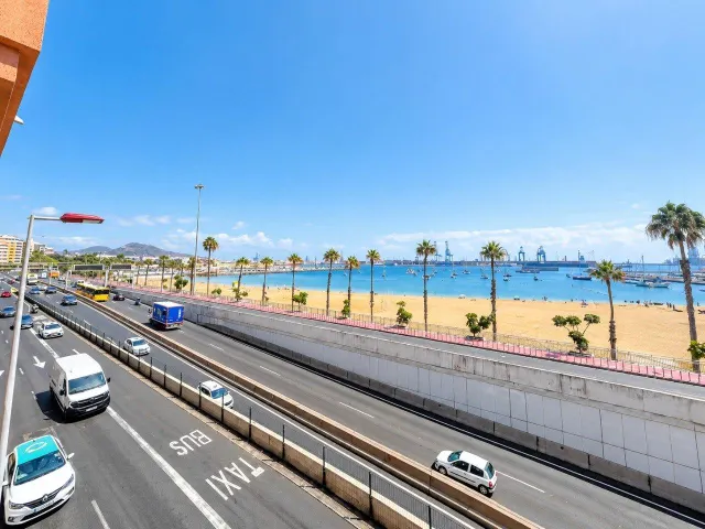 Vistas al mar, balcón y suite principal en León y Castillo — 20