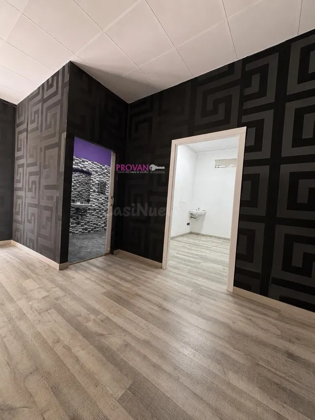 Local comercial en alquiler con tres salas y baño  adaptado — 3