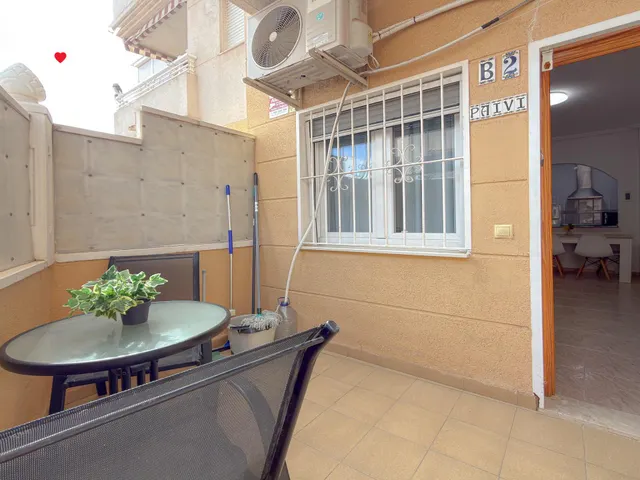 Encantador apartamento tipo bungalow con amplia terraza y licencia turística + Piscina comunitaria + Amplio patio — 30