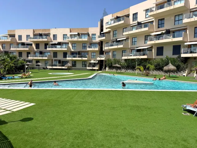 Planta baja moderna (aprox. 63 m2) con 2 dormitorios, 2 baños y amplia terraza/jardín. Gran zona de piscina, cerca del La Zenia Boulevard, ¡y a 15 minutos a pie de la Playa de La Zenia! — 34