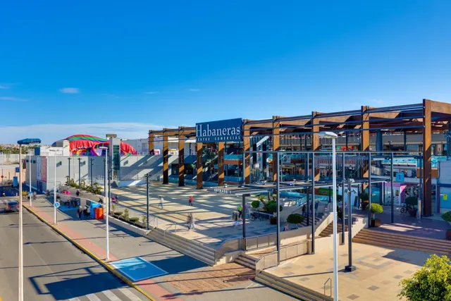 Bungalow planta baja con jardín y piscina junto c.comercial — 46