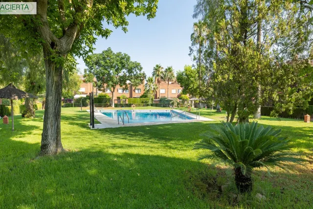 CHALET ADOSADO EN ZONA LA CALETA - foto 3