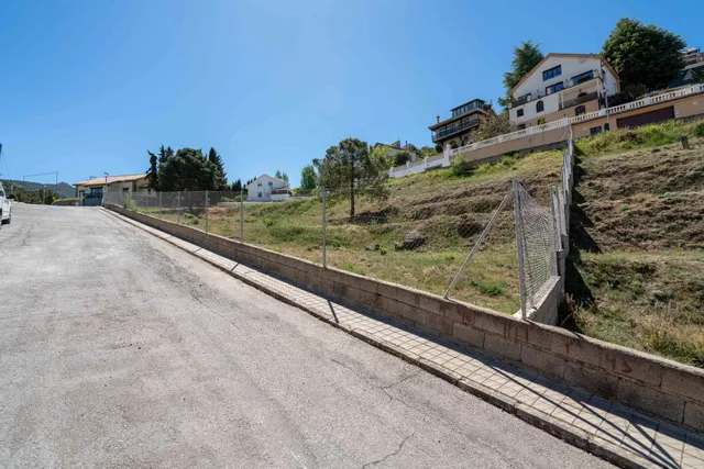 Parcela urbana de 2.000 m2 en la Zubia en un entorno único. — 6