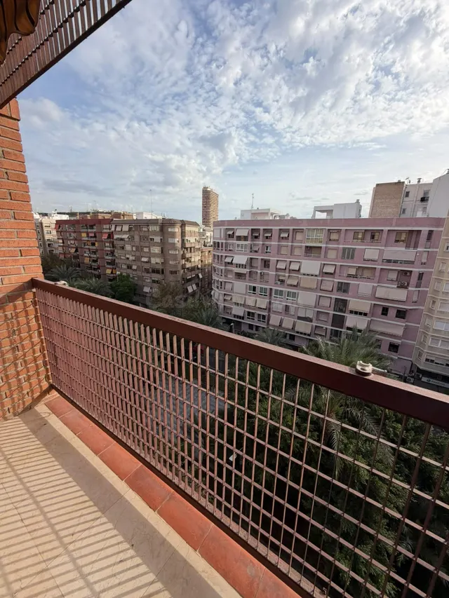 ALQUILER DE EXCELENTE Y AMPLIA VIVIENDA QUE HACE ESQUINA EN ZONA CENTRO DE ALICANTE — 2