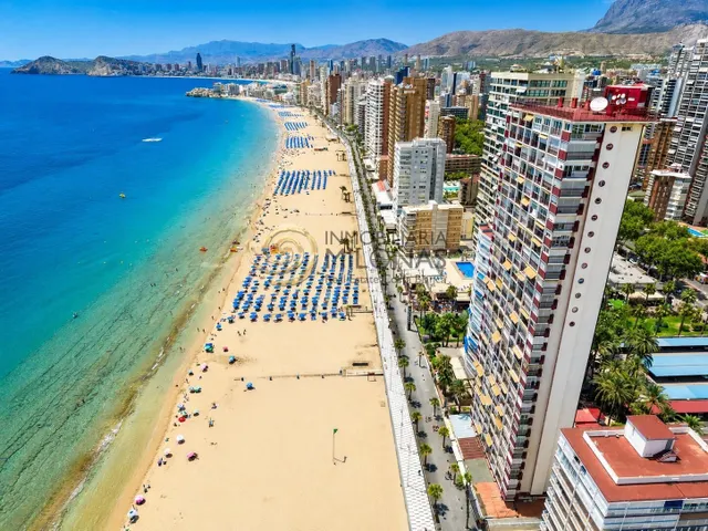 Exclusivo estudio totalmente reformado en primera línea de playa levante – Benidorm — 10