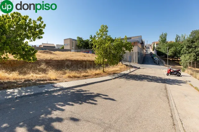 Venta de solar urbano de 258 m2 en Otura (Granada) — 2