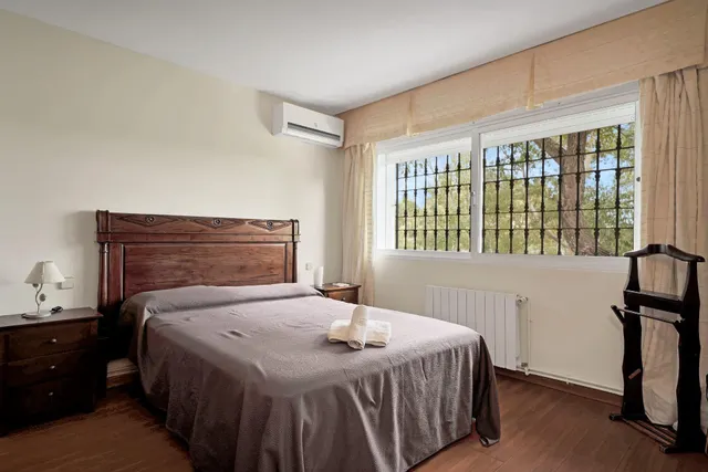 Alquiler larga temporada - Villa Privada con Piscina y Amplio Jardín en Cerrado de Elviria, Marbella — 12