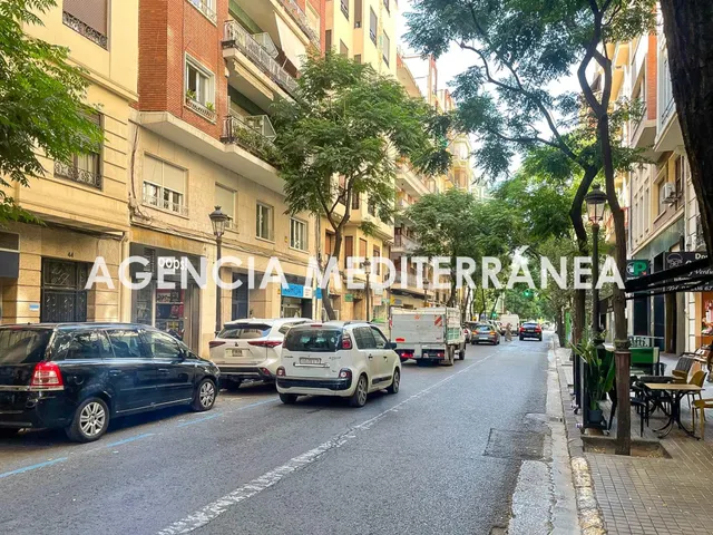 Plaza doble de garaje en parking privado en Gran Vía - foto 2