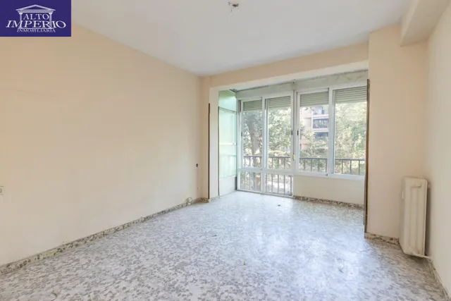 Piso en esquina con terraza y vistas a Plaza Mariana Pineda, Granada — 24