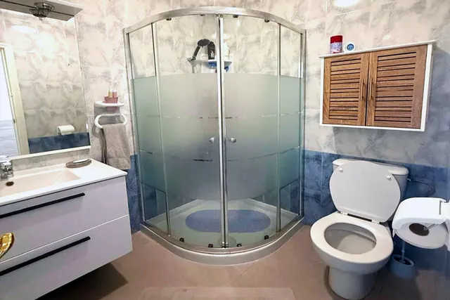 Bungalow reformado con 2 dormitorios, 1 baño y una amplia terraza frontal. Zona tranquila cerca de colegios y con buenas conexiones de transporte público. — 9
