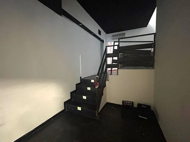 LOCAL COMERCIAL EN VENTA, AVDA. REINA VICTORIA EUGENIA — 18