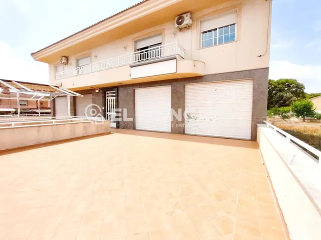 Fantástica vivienda adosada con local comercial, ideal para