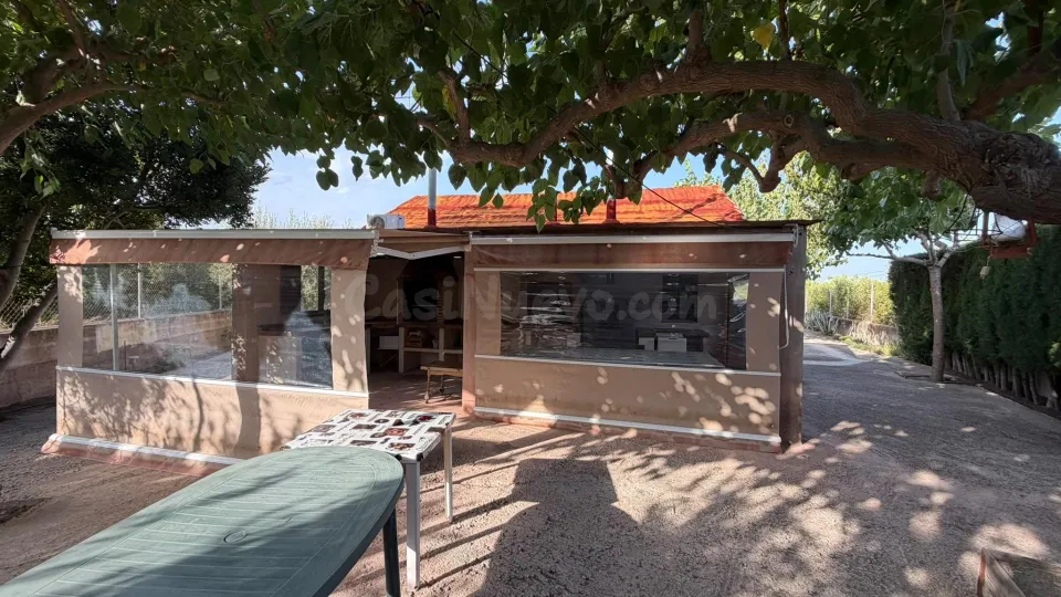 SE VENDE FINCA VALLADA CON CASITA Y ALMACEN