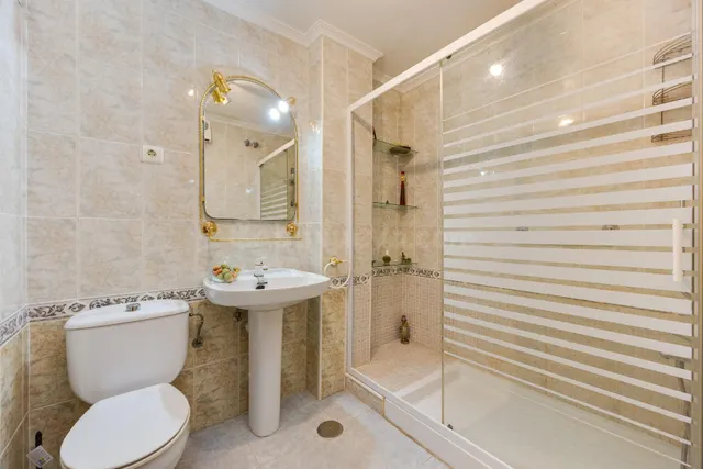 Amplio apartamento de 4 dormitorios en el corazón de Torrevieja — 5